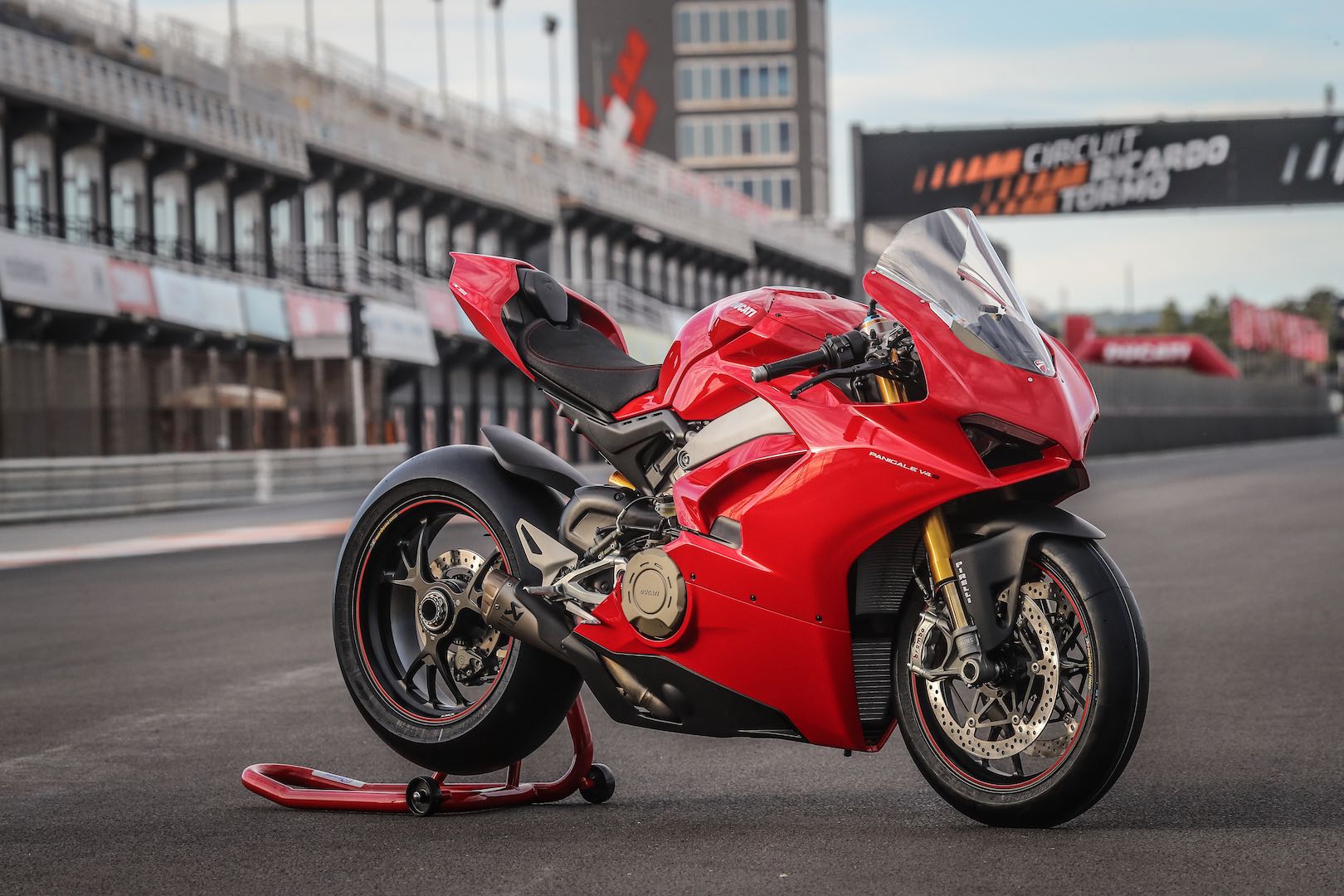 Ducati выбирает между выхлопами Termignoni и Akrapovic